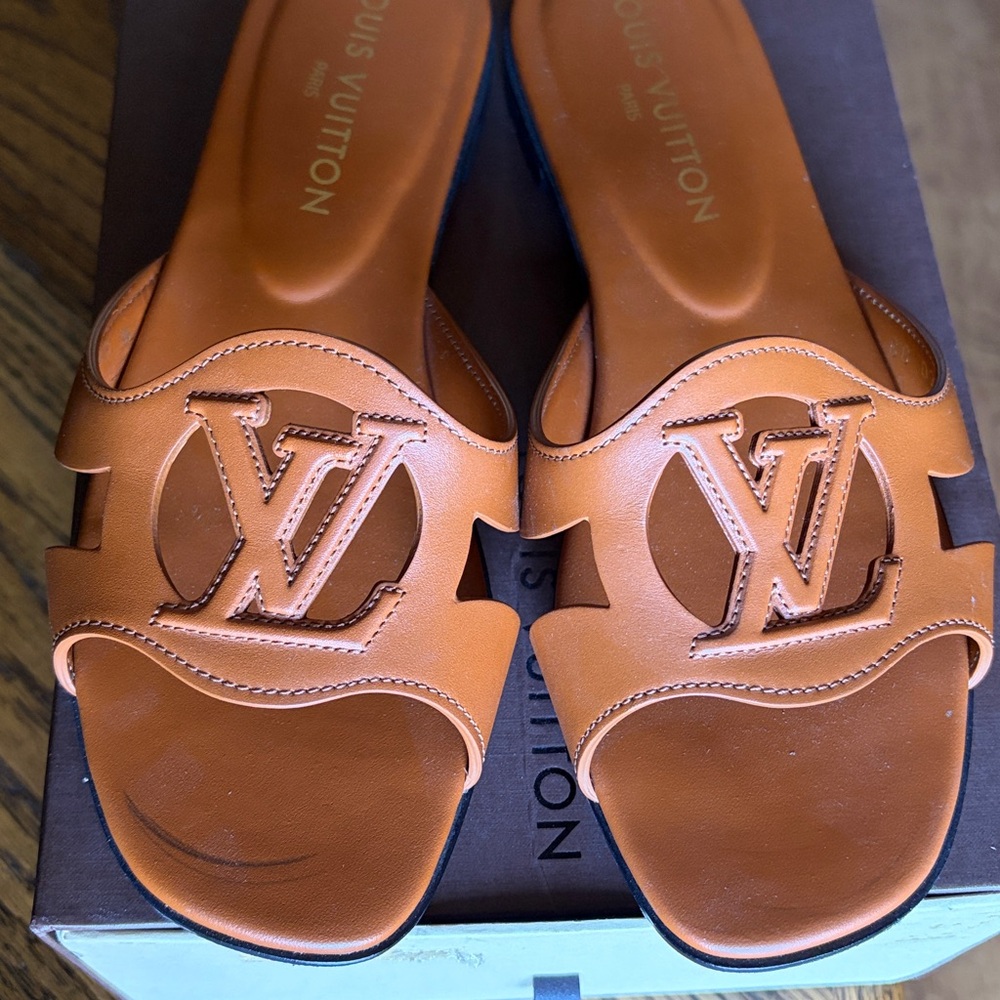 Louis Vuitton Isola Flat - Picture 4 of 4